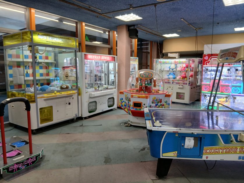 fWeQMYbzWKQiJsm's tweet photo. 石川県の金沢マンボウのゲームコーナー。以前よりもラインナップが少し減ったような気がするがはじめの一歩2は残っていた。同じ系列の小松と高岡がゲームコーナーを閉鎖していたので心配だったが、健在だったのでまずは一安心。②へ続く　パンチングマシン��細は➂で https://t.co/sMzleeQJx2