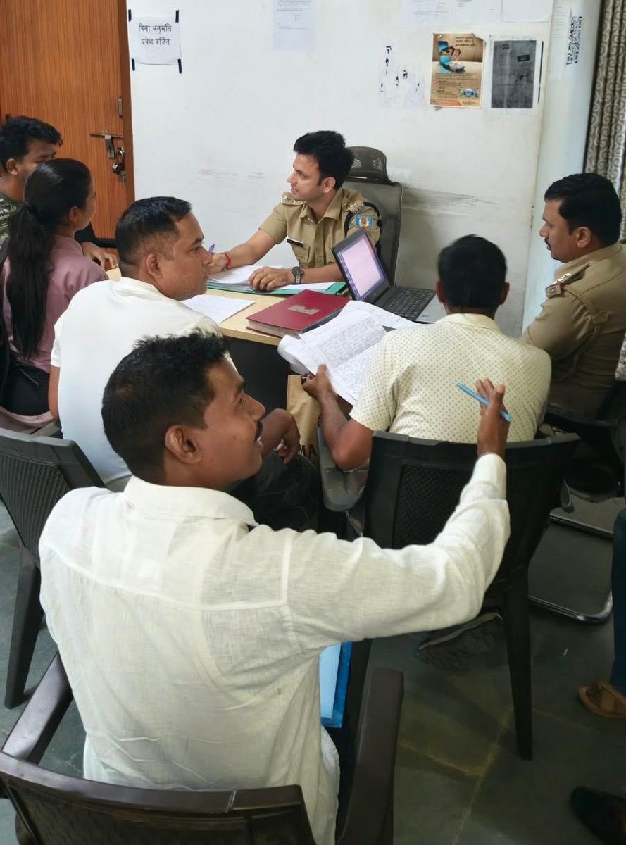 ranchipolice's tweet photo. जन-शिकायत समाधान कार्यक्रम आज दिनांक 02.10.2026 को राँची जिला के विभिन्न थाना/ओ०पी० में आयोजित किया गया। जनशिकायत समाधान कार्यक्रम में प्रस्तावित कार्यक्रम के अनुरूप थाना/ओ०पी० में आमजनों से प्राप्त शिकायतों का त्वरित निष्पादन किया गया।

जनशिकायत समाधान कार्यक्रम के तहत आज विभिन्न थानों में फरियादियों से करीब 103 मामले/आवेदन प्राप्त हुए जिसपर 60 मामलों में त्वरित करवाई करते हुए शिकायतों का निष्पादन आज ही कर दिया गया साथ ही कुल 02 प्र��थमिकी दर्ज कर अनुसंधान कार्य प्रारंभ कर दिया गया है। शेष मामलों में गुणवत्तापूर्ण जाँच की जा रही है।
@JharkhandPolice 
@IGRanchi 
@digranchi
@JharkhandCMO 
@DC_Ranchi 
@prdjharkhand
@hemantsorenjmm
@deepakbiruajmm
@TrafficRanchi
@sptrafficranchi