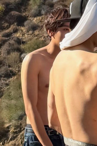 dearchaniee's tweet photo. “foto shirtless itu haechan yang ngidein” menurut GW sih ADA GILANYA YA...
semua berawal dari LA dan berlanjut sampe sekarang... GILA DAH?! sekarang lunya makin beranikkk gwnya makin CIUTTT😭🧎🏻‍♀️ https://t.co/dIbrNwgBHD