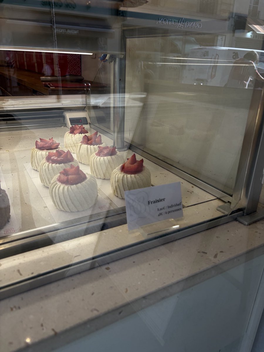 l_sa08's tweet photo. non mais par pitié je viens de manger ce fraisier à 8e il y avait que de la crème dedans ??? https://t.co/f73ACRdr1H