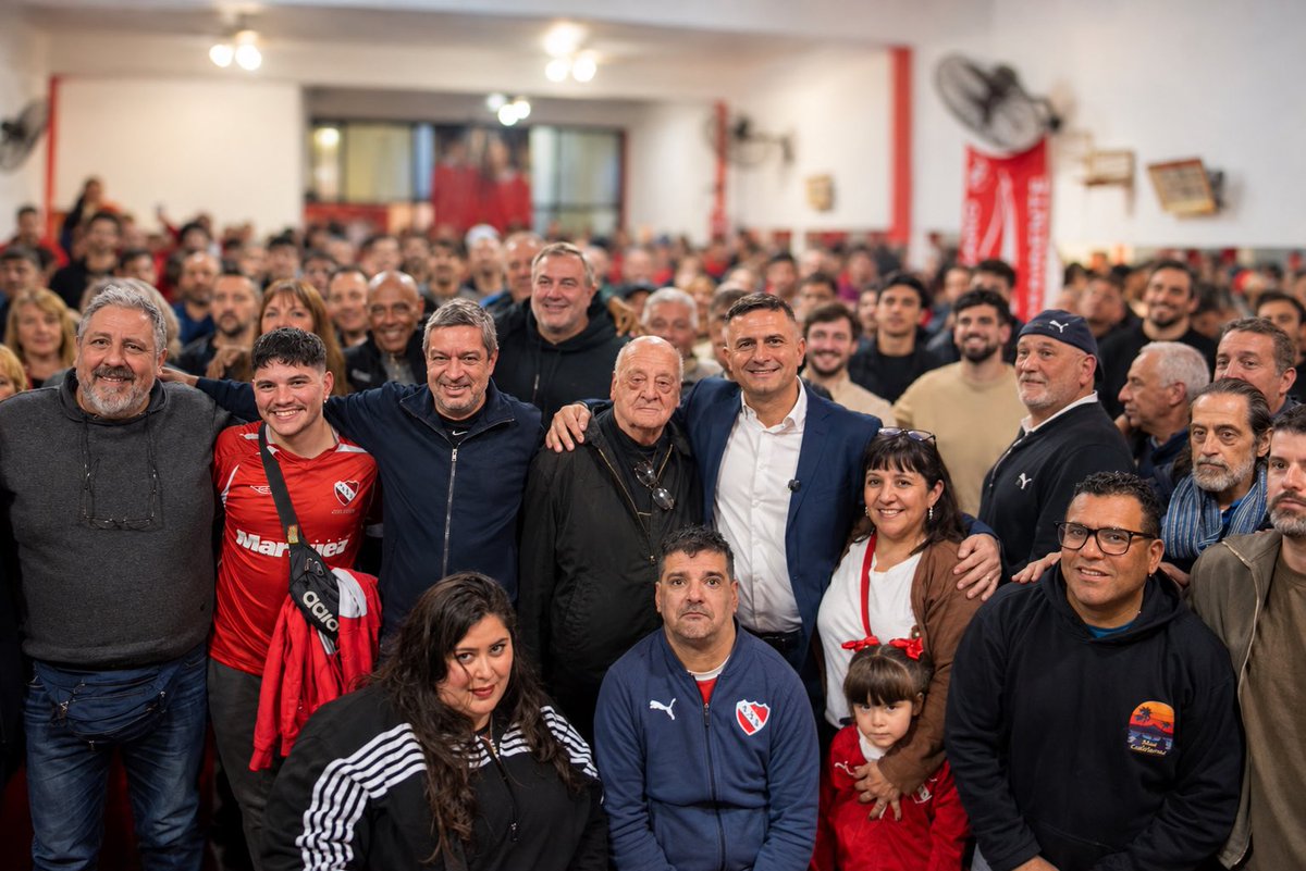 MovimientoIE's tweet photo. 𝗟𝗮 𝘂𝗻𝗶𝗰𝗮 𝗼𝗽𝗼𝘀𝗶𝗰𝗶𝗼𝗻 🚩

Ayer participamos de una nueva reunión de @LucianoNakis con socios en @listarojacai.

Gracias a todos los que se acercaron para escuchar nuestros proyectos, intercambiar ideas y sacarse inquietudes sobre el Independiente que queremos construir.

Hoy nos volvemos a encontrar, como cada partido, en Alsina y Colón desde las 17hs.

¡Los esperamos! 🇦🇹