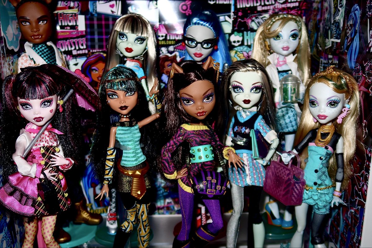 jewelssparkles_'s tweet photo. it’s monster high month <3 https://t.co/DJ8mNtac2K