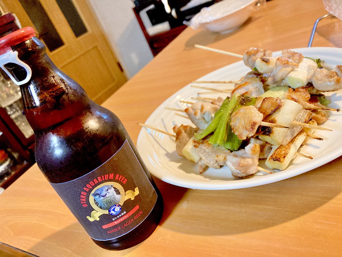 simechima_dechi's tweet photo. 前におともだちと一緒におたる水族館行った時に買ったビールと手作り焼き鳥でち

かなり甘いフルーツ感あるビールでちた
アルコール5ぱーだけどばっちり酔ったでえち https://t.co/pOCe4Mxkzv
