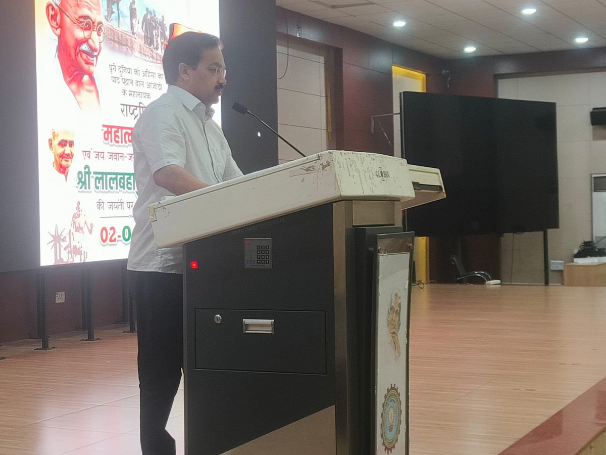 AKTU_Lucknow's tweet photo. मा० कुलपति प्रो० जेपी पांडे जी की अध्यक्षता में विश्वविद्यालय में 2 अक्टूबर, गांधी जयंती के अवसर पर कार्यक्रम का आयोजन हुआ, जिसमें राष्ट्रपिता महात्मा गांधी जी की प्रतिमा पर माल्यार्पण कर उन्हें श्रद्धांजलि अर्पित कर उनके सत्य, अहिंसा एवं स्वच्छता के आदर्शों को स्मरण किया गया। https://t.co/y4s3bwJmNY