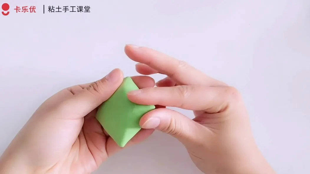 FionaTrueflon's tweet photo. Hoy creé un dije de arcilla polimérica con forma de gato, simple y lindo, ideal para regalar a mis amigos. Me encanta hacer artesanías! https://t.co/RfNgao9YBD