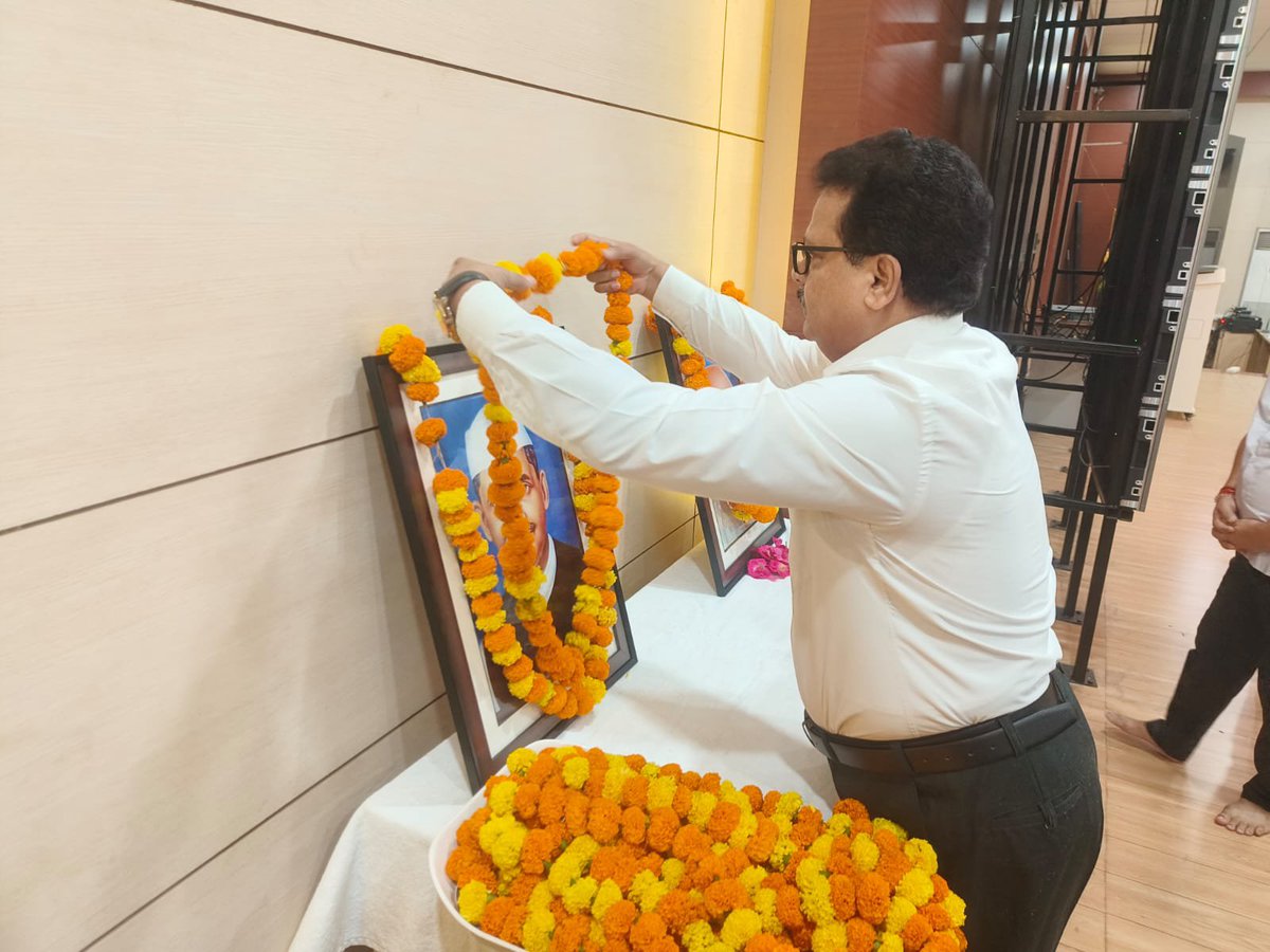 AKTU_Lucknow's tweet photo. मा० कुलपति प्रो० जेपी पांडे जी की अध्यक्षता में विश्वविद्यालय में 2 अक्टूबर, गांधी जयंती के अवसर पर कार्यक्रम का आयोजन हुआ, जिसमें राष्ट्रपिता महात्मा गांधी जी की प्रतिमा पर माल्यार्पण कर उन्हें श्रद्धांजलि अर्पित कर उनके सत्य, अहिंसा एवं स्वच्छता के आदर्शों को स्मरण किया गया। https://t.co/y4s3bwJmNY