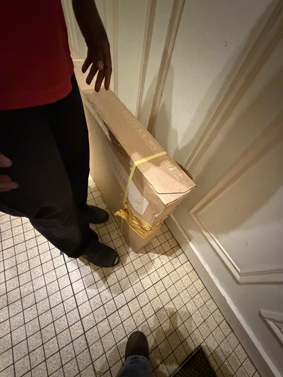 Annlins_'s tweet photo. Quand le livreur te dit prend une photo au cas où, tu sais déjà 💀 la télé pliable c’est fort vous êtes avant gardiste @Cdiscount @DHLGlobal https://t.co/yrg5aTIISN