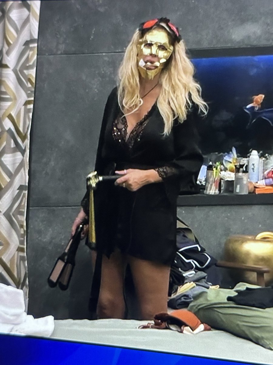 nonnmiva's tweet photo. La maschera di Agamennone #gfvip https://t.co/PjtdurVEln