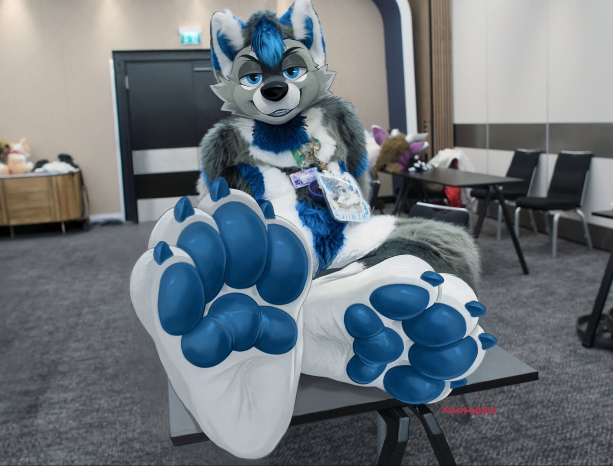 revaan01's tweet photo. How about taking a good huff of my blueypaws ? ~ 👀😏

Drawover by the amazing @Kaomoro97 

#fursuit #paws #drawover #huff https://t.co/7ICrkWakxB