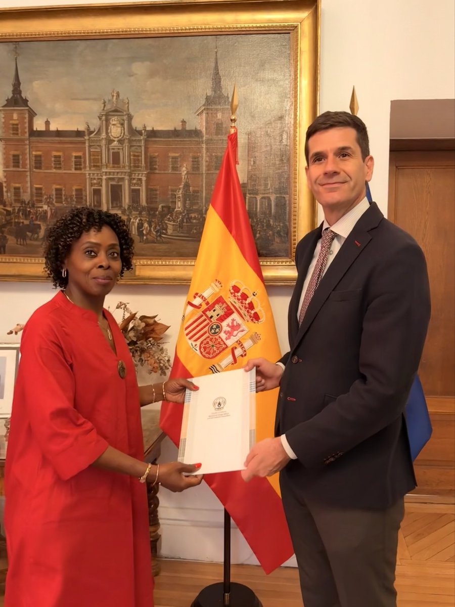 rbarwanda's tweet photo. Kuri uyu wa Gatanu i Madrid muri Espagne, Ambasaderi Christine Nkulikiyinka yashyikirije Minisiteri y’Ububanyi n’Amahanga, Umuryango w’Ubumwe bw’u Burayi n’Ubutwererane y'iki gihugu, kopi z’impapuro zimwemerera guhagararirayo u Rwanda.

Ni ubwa mbere u Rwanda rugize uruhagarariye mu Bwami bwa Espagne. #RBAAmakuru