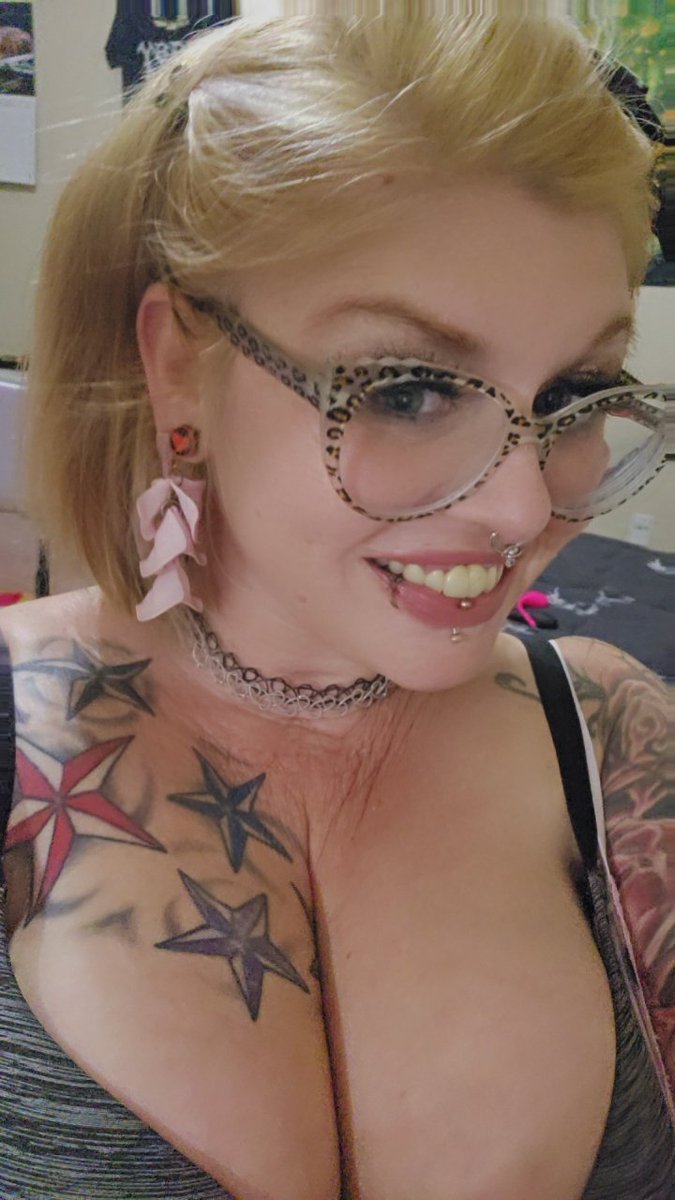 MoonpulseRaven's tweet photo. If your into #thick #altgirls with #tattoos follow for some juicy content. #bigtittyenergy #raven https://t.co/7cT0s8lhaQ