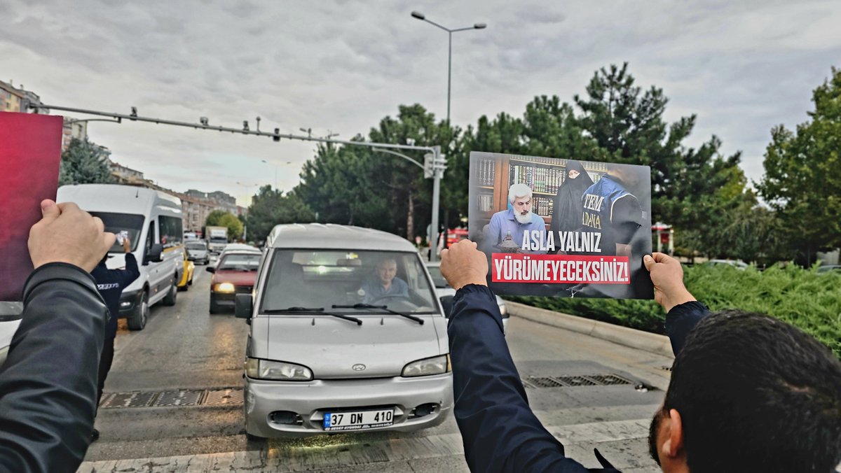 FurkanHareket6's tweet photo. Açtığımız pankartlarla Alparslan Hocamızın, Semra Hocamızın ve kardeşlerimizin sesi olduk.

Pankartımızda da yazdığı gibi:
“Asla yalnız yürümeyeceksiniz!”

Adalet talebimizi her yerde, her fırsatta dile getirmeye devam edeceğiz.

AlparslanHocaya Ozgürlük 
SemraHocaya Ozgürlük https://t.co/YTwkZ8C9oi