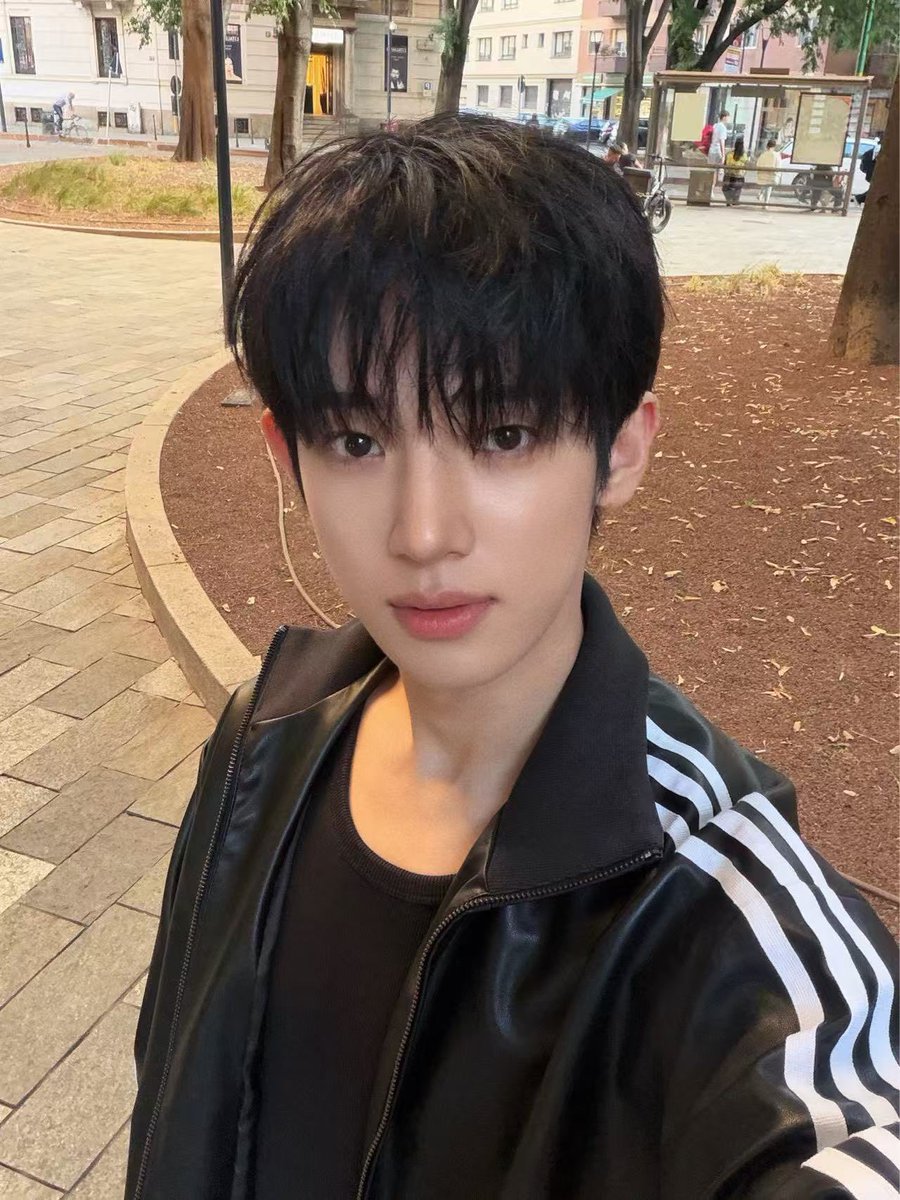 jangyeong4's tweet photo. Pour Toujours, stars fall on Seine. Wish Yoonsik and Siwoo freely enjoy this amazing fashion journey.
푸르투주르, 센 강 위에 별이 떨어지다. 윤식과 시우가 이 멋진 패션 여정을 자유롭게 즐기길 바랍니다.
期待植时！
Yohji Yamamoto
#YOONSIKSIWOOPFWSS27
YOONSIK SIWOO Pour Toujours https://t.co/FQWCRfIQ6O