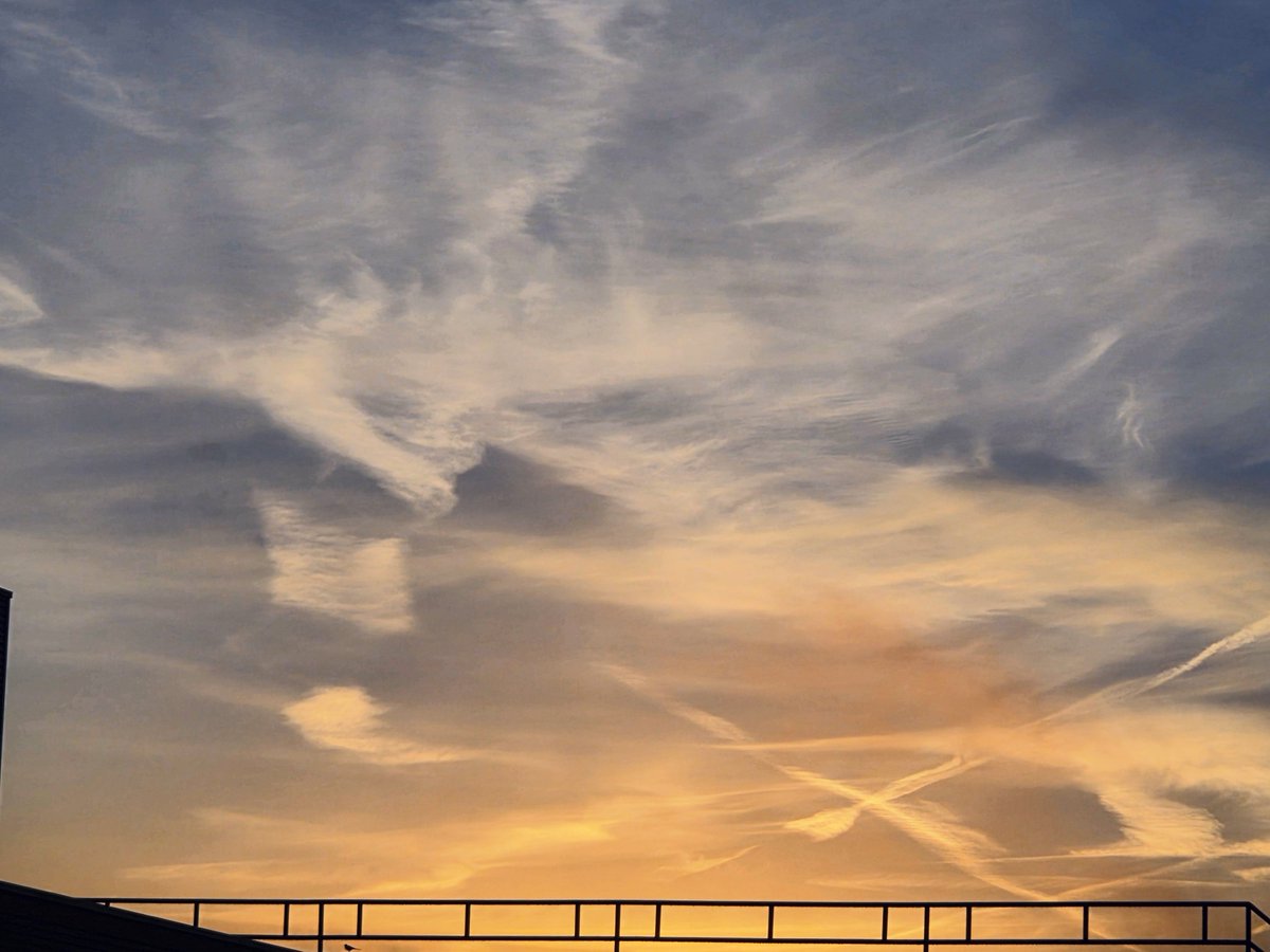 RobertvanWaning's tweet photo. @nogps1 @jesseRoss597206 Yes, #contrails are worse than #chemtrails because they are more numerous.
Today in The Netherlands: https://t.co/G6j09gJRqz