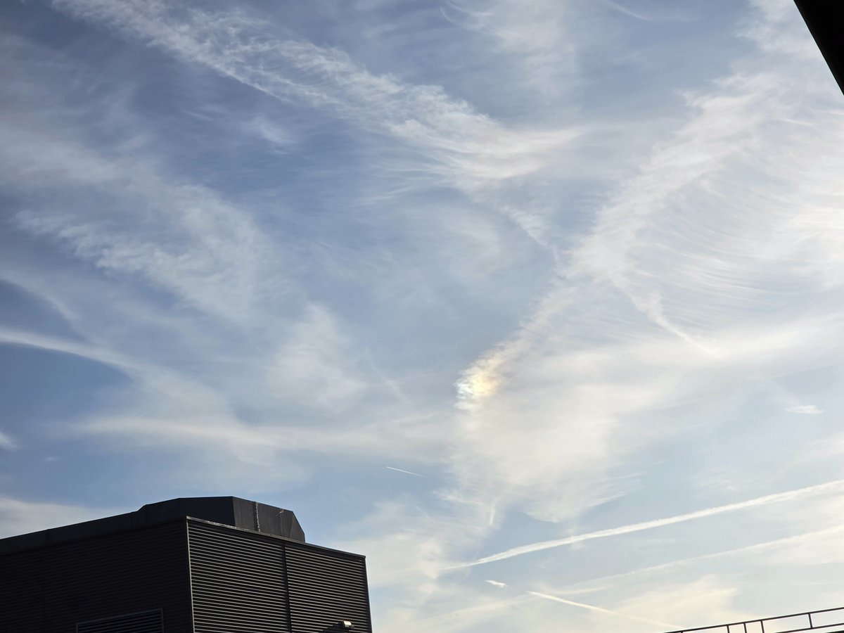 RobertvanWaning's tweet photo. @nogps1 @jesseRoss597206 Yes, #contrails are worse than #chemtrails because they are more numerous.
Today in The Netherlands: https://t.co/G6j09gJRqz