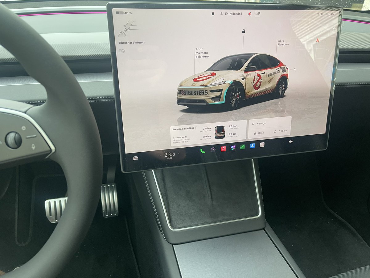TCinematico's tweet photo. Menudos días de pura alegría, después de 6 coches de combustión, conducir un eléctrico es otro mundo, y mi hijo le encanta tocar y cambiar, así que hoy nos toca Cazafantasmas y sonido de cierre de los Minions, #tesla https://t.co/hrREbqMX17