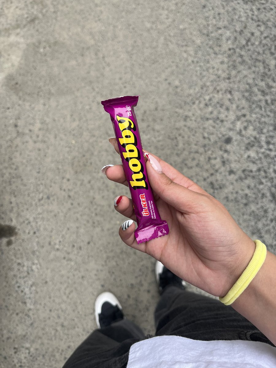 Anotherthepeg's tweet photo. امروز جلسه تراپیم عالی بود ، همه گره ها دارن باز میشن . 
تراپیستم گفت افرین بهت افتخار میکنم همینطوری ادامه بده و بعد بهم این شکلات و داد:)))💕 https://t.co/rSgdQfy0ML