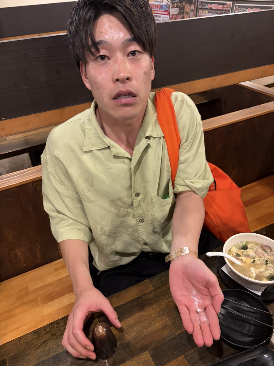 yunoki_666's tweet photo. 爪楊枝欲しがってたのに手に塩振りだした https://t.co/kGzkNVJ45n