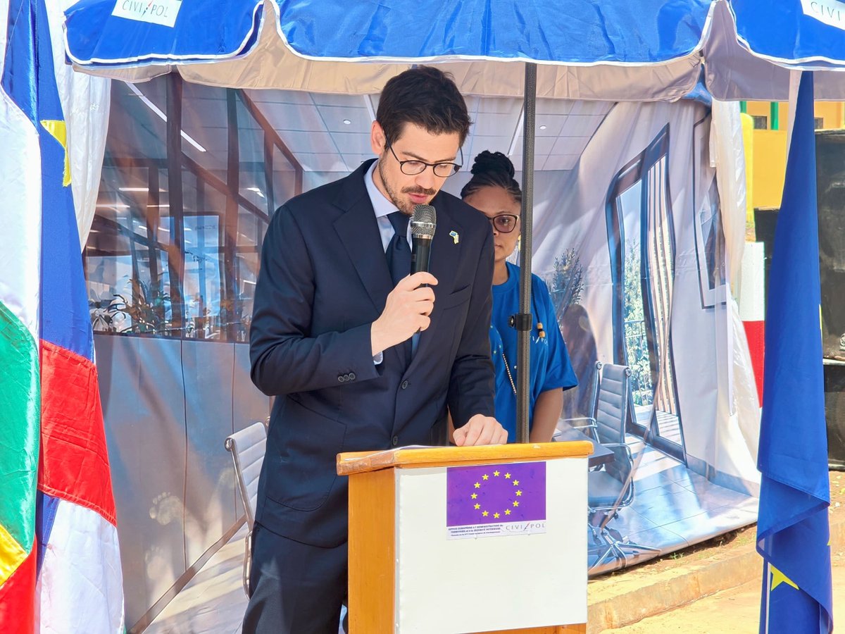 UE_Centrafrique's tweet photo. 📍 Bangui | 2 oct. 2026 | Pose de la 1re pierre du Centre National de l’État Civil (CNEC), au Building Administratif.

🇪🇺 Représentée par Olivier BOGUET, Chef de coopération, l’Union européenne appuie le @MATDDL, sous la présidence de SE le Premier Ministre Félix MOLOUA @GouvCF , et en présence de SE le Ministre Bruno YAPANDÉ, pour transformer l’état civil en RCA.

🎯 Objectif : garantir à chaque Centrafricain une identité juridique, grâce à l’enregistrement universel des naissances, mariages et décès.

Pour la 1re fois, la 🇨🇫 se dotera d’un Registre National de l’État Civil numérique, sécurisé et interconnecté.

🤝 Mis en œuvre par CIVIPOL, ce projet s’inscrit dans la Politique Nationale de l’État Civil.

#GlobalGateway #TeamEurope #EtatCivil #PartenariatUE_RCA