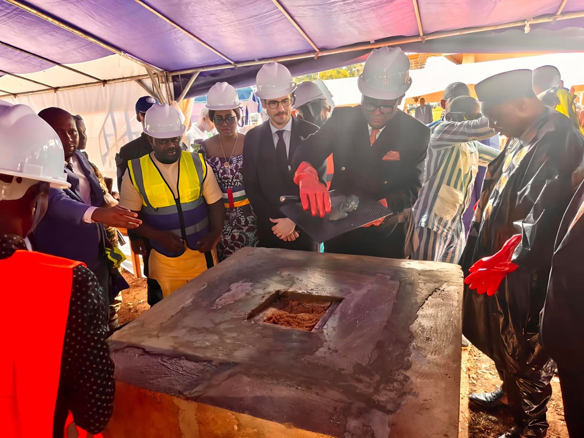 UE_Centrafrique's tweet photo. 📍 Bangui | 2 oct. 2026 | Pose de la 1re pierre du Centre National de l’État Civil (CNEC), au Building Administratif.

🇪🇺 Représentée par Olivier BOGUET, Chef de coopération, l’Union européenne appuie le @MATDDL, sous la présidence de SE le Premier Ministre Félix MOLOUA @GouvCF , et en présence de SE le Ministre Bruno YAPANDÉ, pour transformer l’état civil en RCA.

🎯 Objectif : garantir à chaque Centrafricain une identité juridique, grâce à l’enregistrement universel des naissances, mariages et décès.

Pour la 1re fois, la 🇨🇫 se dotera d’un Registre National de l’État Civil numérique, sécurisé et interconnecté.

🤝 Mis en œuvre par CIVIPOL, ce projet s’inscrit dans la Politique Nationale de l’État Civil.

#GlobalGateway #TeamEurope #EtatCivil #PartenariatUE_RCA