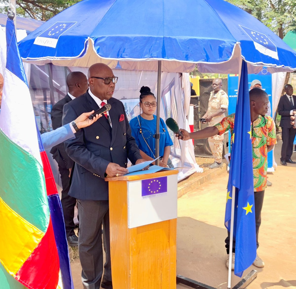 UE_Centrafrique's tweet photo. 📍 Bangui | 2 oct. 2026 | Pose de la 1re pierre du Centre National de l’État Civil (CNEC), au Building Administratif.

🇪🇺 Représentée par Olivier BOGUET, Chef de coopération, l’Union européenne appuie le @MATDDL, sous la présidence de SE le Premier Ministre Félix MOLOUA @GouvCF , et en présence de SE le Ministre Bruno YAPANDÉ, pour transformer l’état civil en RCA.

🎯 Objectif : garantir à chaque Centrafricain une identité juridique, grâce à l’enregistrement universel des naissances, mariages et décès.

Pour la 1re fois, la 🇨🇫 se dotera d’un Registre National de l’État Civil numérique, sécurisé et interconnecté.

🤝 Mis en œuvre par CIVIPOL, ce projet s’inscrit dans la Politique Nationale de l’État Civil.

#GlobalGateway #TeamEurope #EtatCivil #PartenariatUE_RCA