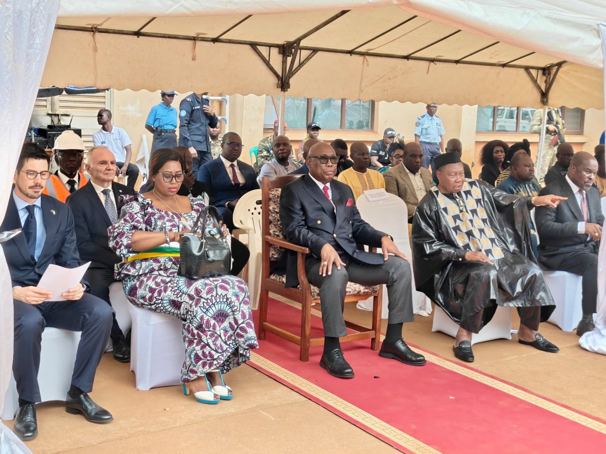 UE_Centrafrique's tweet photo. 📍 Bangui | 2 oct. 2026 | Pose de la 1re pierre du Centre National de l’État Civil (CNEC), au Building Administratif.

🇪🇺 Représentée par Olivier BOGUET, Chef de coopération, l’Union européenne appuie le @MATDDL, sous la présidence de SE le Premier Ministre Félix MOLOUA @GouvCF , et en présence de SE le Ministre Bruno YAPANDÉ, pour transformer l’état civil en RCA.

🎯 Objectif : garantir à chaque Centrafricain une identité juridique, grâce à l’enregistrement universel des naissances, mariages et décès.

Pour la 1re fois, la 🇨🇫 se dotera d’un Registre National de l’État Civil numérique, sécurisé et interconnecté.

🤝 Mis en œuvre par CIVIPOL, ce projet s’inscrit dans la Politique Nationale de l’État Civil.

#GlobalGateway #TeamEurope #EtatCivil #PartenariatUE_RCA