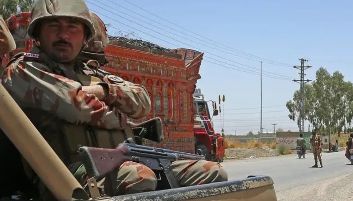 Waqarkhan's tweet photo. بلوچستان لہولہان
بلوچستان ماشکیل اور مستونگ میں آٹھ پاکستانی فوجی اہلکار جھڑپوں میں ہلاک ہو گئے، آج کور کمانڈر میٹنگ کے اعلامیہ میں جرنیلوں نے PTI کو دھمکیاں دی ہیں لیکن بلوچستان کے حالات ان کے ہاتھ سے نکل چکے ہیں
ہلاک ہونے والے اہلکاروں میں نائک نوبت علی، نائک واحد، نائک مہتاب، لائنس نائیک انعام، لائنس نائیک مشتاق، حوالدار ناصر سپاہی دانیال اور سپاہی مزمل شامل ہیں
ہلاکتیں ماشکیل گوریندر پوسٹ پر ہوئیں، جان بحق ہونے والوں کا تعلق 58 ونگ سے تھا