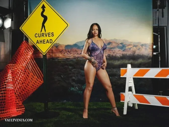 VaultVenuscom's tweet photo. Rihanna entre renda floral e a placa “Curves Ahead”. Cenário de estrada, contraste de cores e uma presença que prende o olhar.

#beleza #modelo #beautifulmodel #stunningmodel

https://t.co/IxAjJSqZMZ https://t.co/Cs10RhIRpi