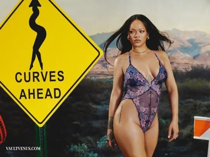 VaultVenuscom's tweet photo. Rihanna entre renda floral e a placa “Curves Ahead”. Cenário de estrada, contraste de cores e uma presença que prende o olhar.

#beleza #modelo #beautifulmodel #stunningmodel

https://t.co/IxAjJSqZMZ https://t.co/Cs10RhIRpi