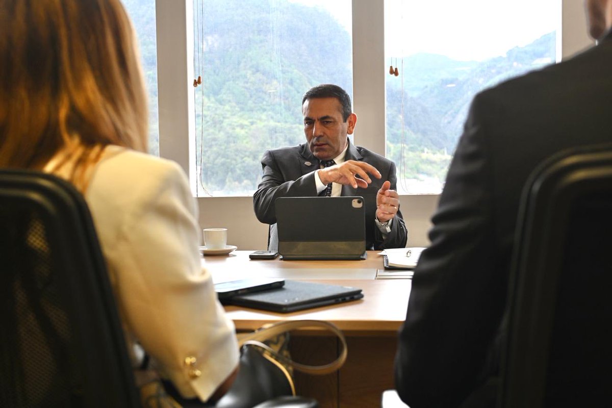 GralJuvenalDiaz's tweet photo. MARCHAMOS AL RITMO DEL PRESIDENTE DE LA ESPRIELLA

En el Departamento Nacional de Planeación @DNP_Colombia , logramos ampliar por un año el convenio del proyecto Topocoro, decisión fundamental para seguir avanzando en iniciativas estratégicas para la región. Además, reactivamos el Pacto Territorial Santander, herramienta que nos permitirá gestionar recursos para sacar adelante proyectos que transformen la calidad de vida de los santandereanos.
También participaremos en la construcción del próximo Plan Nacional de Desarrollo, porque Santander aporta y necesita que sus prioridades queden incluidas en las grandes decisiones del país.
Seguimos trabajando, gestionando y tocando puertas para que los recursos se conviertan en obras, oportunidades y bienestar para nuestra gente.
@ABDELAESPRIELLA