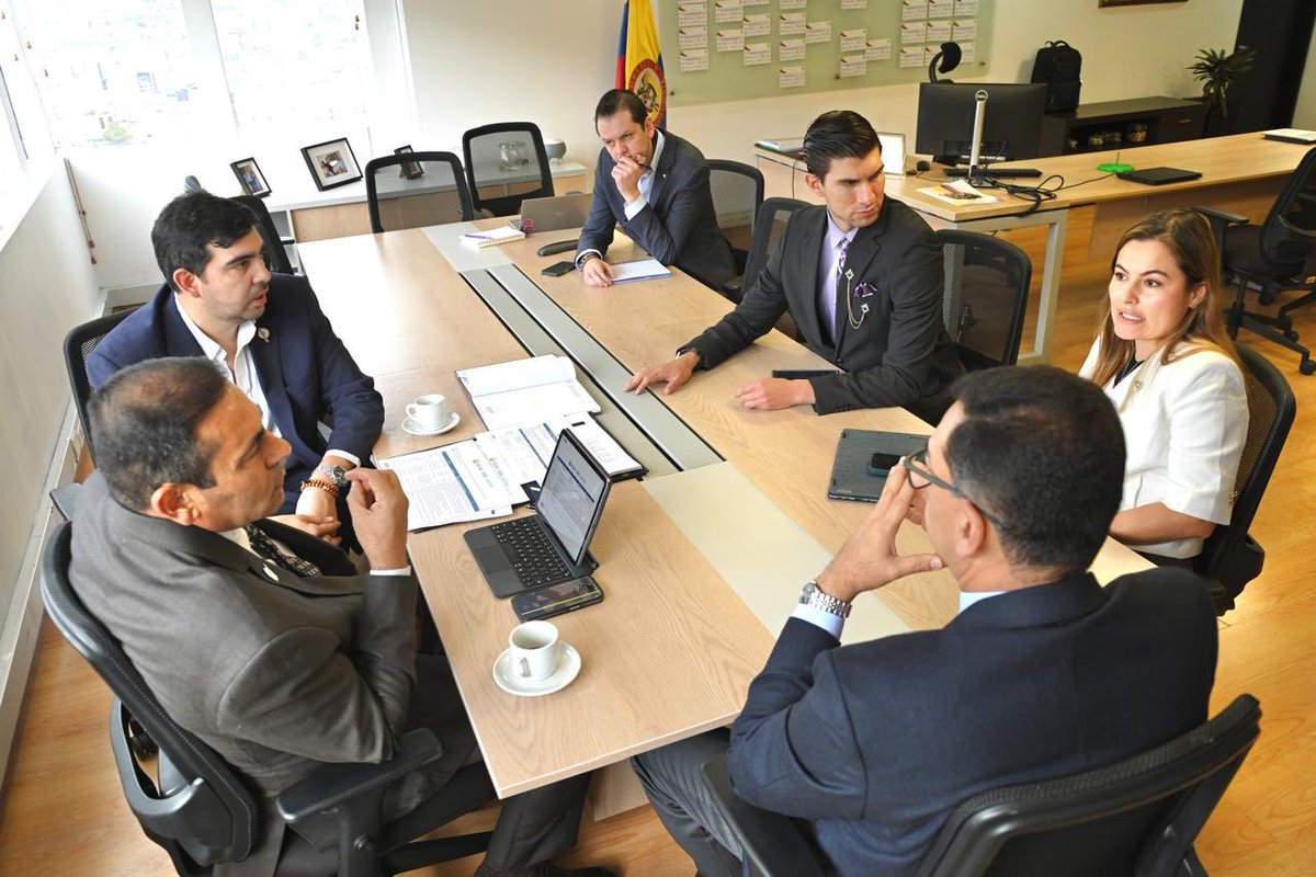 GralJuvenalDiaz's tweet photo. MARCHAMOS AL RITMO DEL PRESIDENTE DE LA ESPRIELLA

En el Departamento Nacional de Planeación @DNP_Colombia , logramos ampliar por un año el convenio del proyecto Topocoro, decisión fundamental para seguir avanzando en iniciativas estratégicas para la región. Además, reactivamos el Pacto Territorial Santander, herramienta que nos permitirá gestionar recursos para sacar adelante proyectos que transformen la calidad de vida de los santandereanos.
También participaremos en la construcción del próximo Plan Nacional de Desarrollo, porque Santander aporta y necesita que sus prioridades queden incluidas en las grandes decisiones del país.
Seguimos trabajando, gestionando y tocando puertas para que los recursos se conviertan en obras, oportunidades y bienestar para nuestra gente.
@ABDELAESPRIELLA