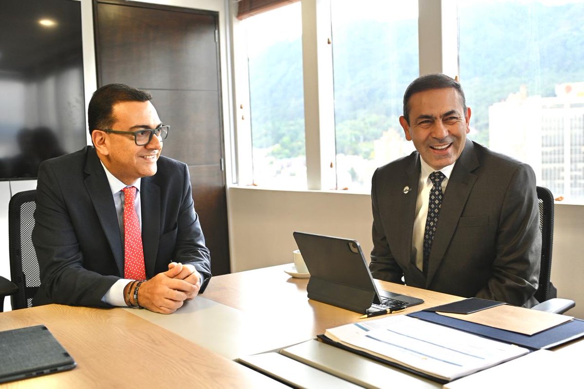 GralJuvenalDiaz's tweet photo. MARCHAMOS AL RITMO DEL PRESIDENTE DE LA ESPRIELLA

En el Departamento Nacional de Planeación @DNP_Colombia , logramos ampliar por un año el convenio del proyecto Topocoro, decisión fundamental para seguir avanzando en iniciativas estratégicas para la región. Además, reactivamos el Pacto Territorial Santander, herramienta que nos permitirá gestionar recursos para sacar adelante proyectos que transformen la calidad de vida de los santandereanos.
También participaremos en la construcción del próximo Plan Nacional de Desarrollo, porque Santander aporta y necesita que sus prioridades queden incluidas en las grandes decisiones del país.
Seguimos trabajando, gestionando y tocando puertas para que los recursos se conviertan en obras, oportunidades y bienestar para nuestra gente.
@ABDELAESPRIELLA