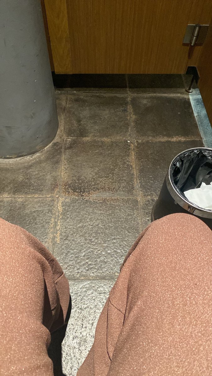 obeymesoftly's tweet photo. nangis di toilet perkara lo tau lo cuma beban di kehidupan seseorang https://t.co/UXkckeyORI
