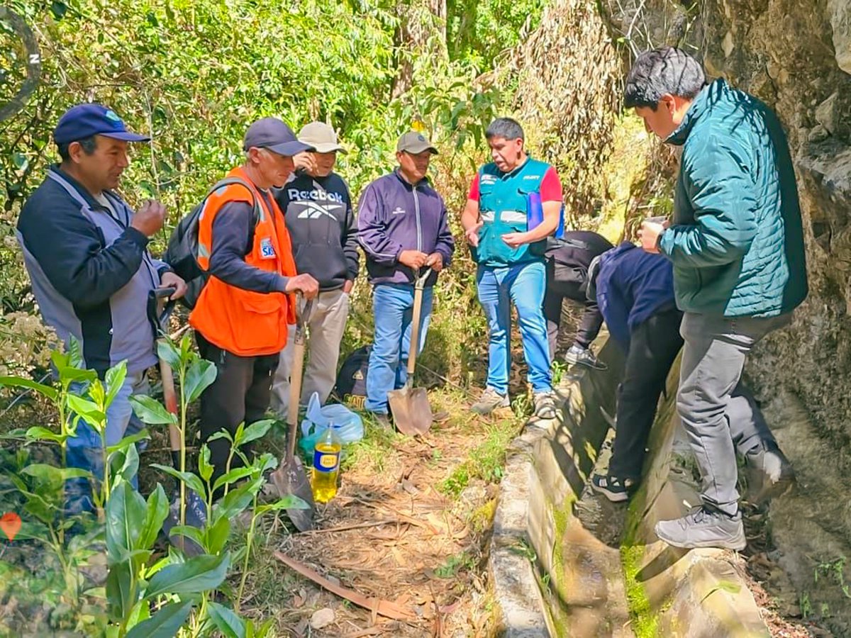 midagri_psiperu's tweet photo. 🌱𝐏𝐫𝐞𝐩𝐚𝐫𝐚́𝐧𝐝𝐨𝐧𝐨𝐬 𝐩𝐚𝐫𝐚 𝐥𝐚 𝐬𝐢𝐞𝐦𝐛𝐫𝐚 𝐠𝐫𝐚𝐧𝐝𝐞💧
El #PSI continúa acompañando a los productores del distrito de #Talavera, provincia de #Andahuaylas, región #Apurímac, con acciones para fortalecer el mantenimiento de su infraestructura de riego. 🚜🌾 https://t.co/XR7An7Fb1t