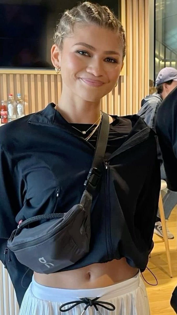 Zendaya5oj's tweet photo. My smile is known to be contagious 😁 https://t.co/gClZ9LHC9v