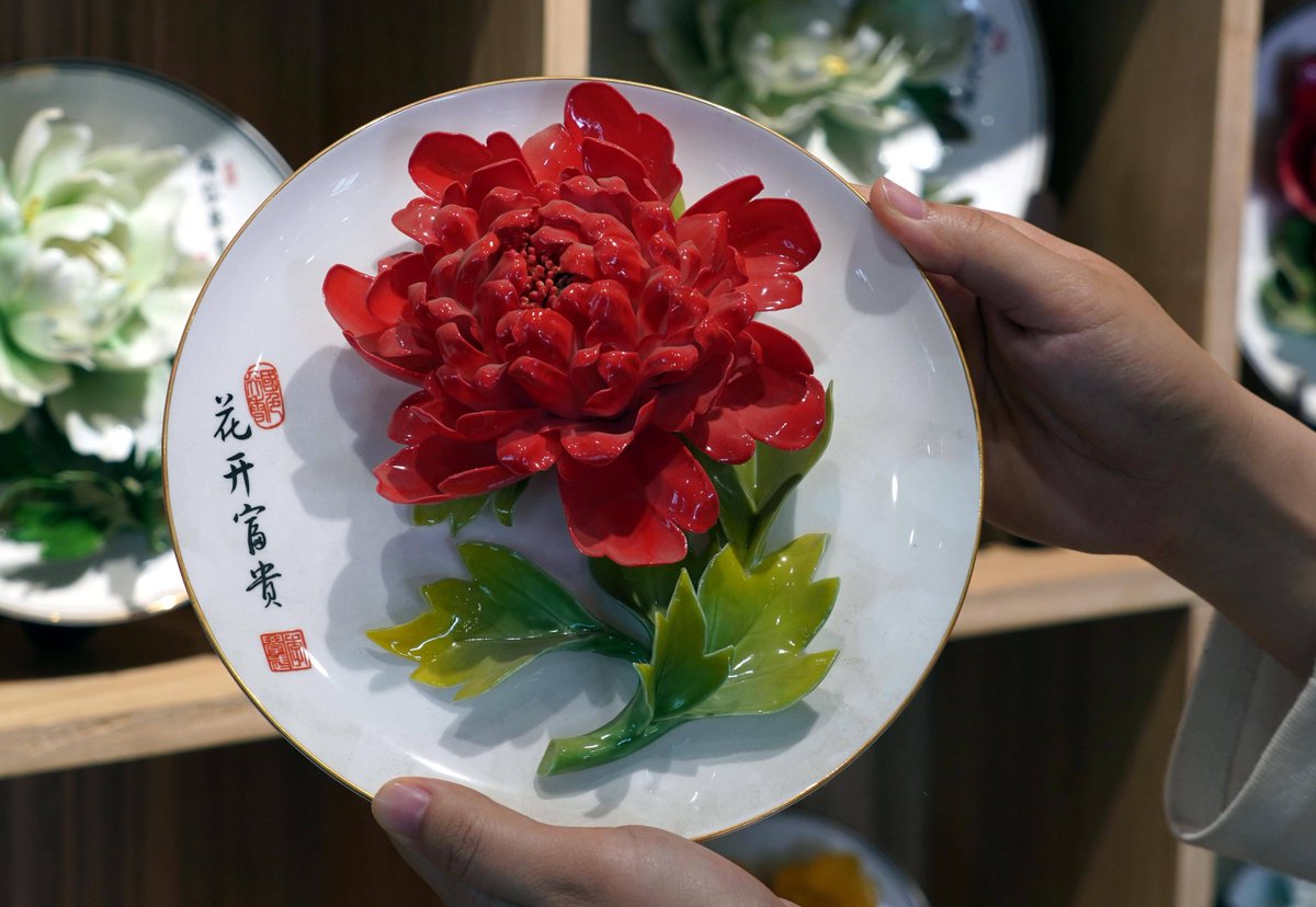 F03460920's tweet photo. [衣忻瓷芈绽]'s fine porcelain blooms bright, a delicate touch of traditional art! https://t.co/CJI6qiu1iX