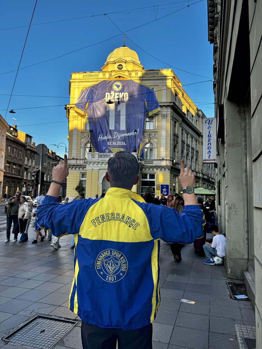 ismailvefa's tweet photo. Fenerbahçe taraftarları da Edin Dzeko’ya veda ediyor. 

📍Saraybosna https://t.co/JdjQSYizlt
