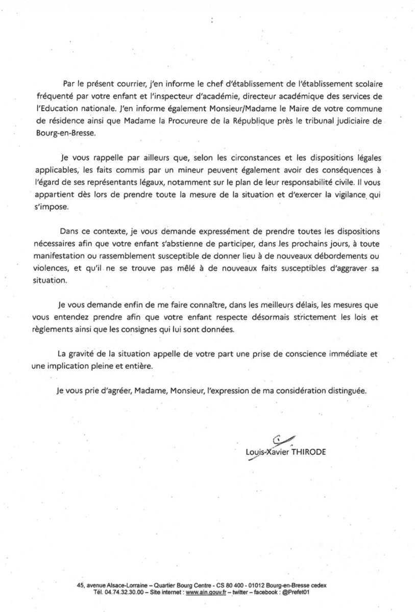 Prefet01's tweet photo. Les parents doivent prendre leurs responsabilités.

Manifester est un droit. Casser, dégrader, agresser les forces de l’ordre ne l’est pas.

Des mineurs ont été interpellés dans l’Ain pour des faits de violences et de dégradations.
J’ai décidé d’écrire personnellement à leurs parents.

L’autorité parentale implique des droits, mais aussi des devoirs. Les parents doivent rappeler les règles. Les auteurs doivent répondre de leurs actes.
L’État, lui, fera respecter l’ordre républicain. 

Aucune complaisance pour les casseurs.