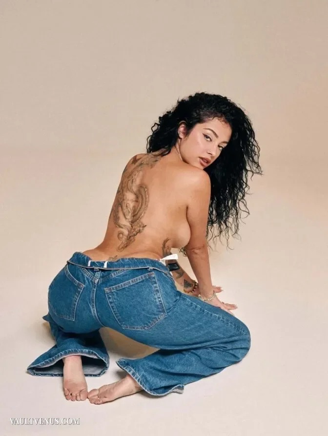 VaultVenuscom's tweet photo. Malu Trevejo em três retratos de estúdio: cachos escuros, jeans azul e um fundo neutro que deixa a expressão em primeiro plano. Beleza, atitude e identidade.

#beleza #modelo #beautifulmodel #stunningmodel

https://t.co/VrTihdV6jL https://t.co/sRW0xghCCB