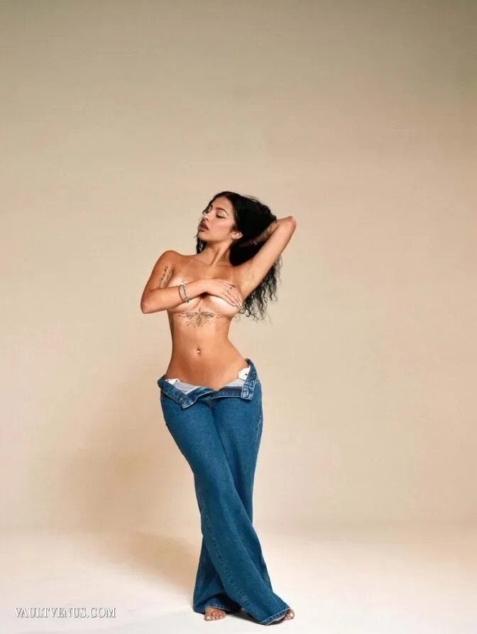 VaultVenuscom's tweet photo. Malu Trevejo em três retratos de estúdio: cachos escuros, jeans azul e um fundo neutro que deixa a expressão em primeiro plano. Beleza, atitude e identidade.

#beleza #modelo #beautifulmodel #stunningmodel

https://t.co/VrTihdV6jL https://t.co/sRW0xghCCB
