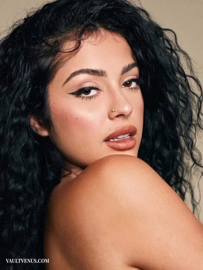 VaultVenuscom's tweet photo. Malu Trevejo em três retratos de estúdio: cachos escuros, jeans azul e um fundo neutro que deixa a expressão em primeiro plano. Beleza, atitude e identidade.

#beleza #modelo #beautifulmodel #stunningmodel

https://t.co/VrTihdV6jL https://t.co/sRW0xghCCB