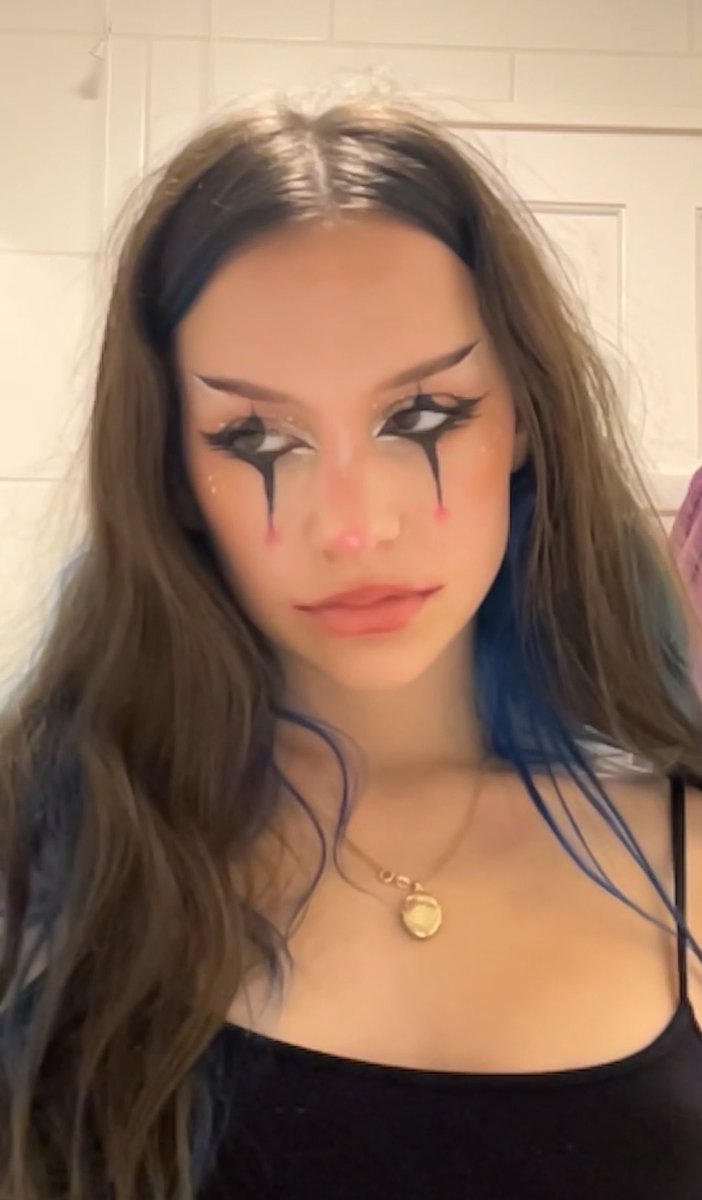 beewoodd's tweet photo. clown sznnnnn https://t.co/Alt6llGLHN
