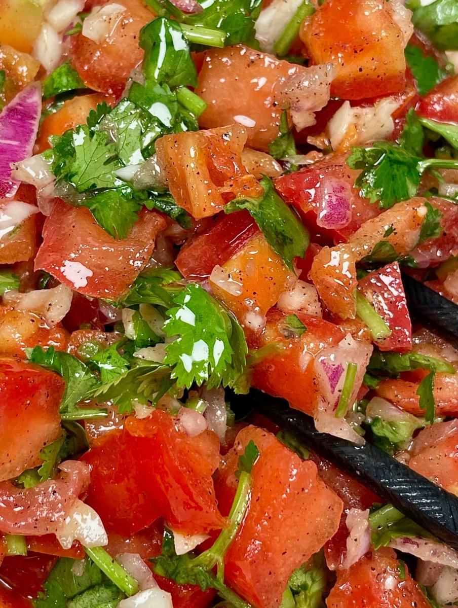 HaileyBodege's tweet photo. Hoy traigo ingredientes frescos para cocinar una comida deliciosa! Tomates rojos, cebollas dulces y hierbas aromáticas. （今日采购到新鲜���材来做一顿美味餐食！红番茄、甜洋葱和香草。） https://t.co/fCYmzJ7Ymr
