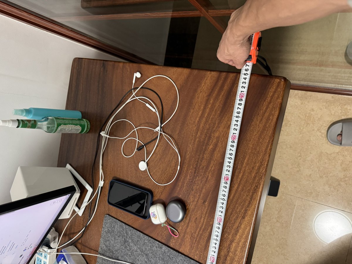 infowinos's tweet photo. 接上上一条推文，桌面南美胡桃木，订制升降机（因为这个桌面太大太重），双显示器支架，我还想买一个DELL 4K+Macmini！打分吧，你们。 https://t.co/0cW6rpeizO