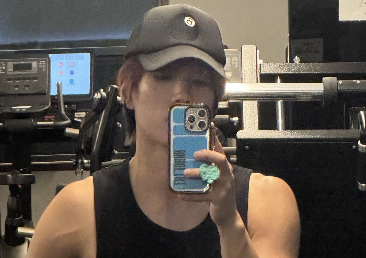 _sungkook's tweet photo. 킁,, 늦은 새벽이지만 오운완을 했기때문에 https://t.co/JfLQfE3Xme