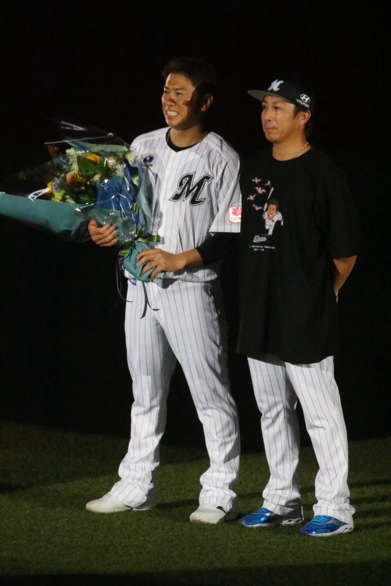 Nori_185's tweet photo. 益田さんから花束💐
#角中勝也 https://t.co/a7Dx1fudaS