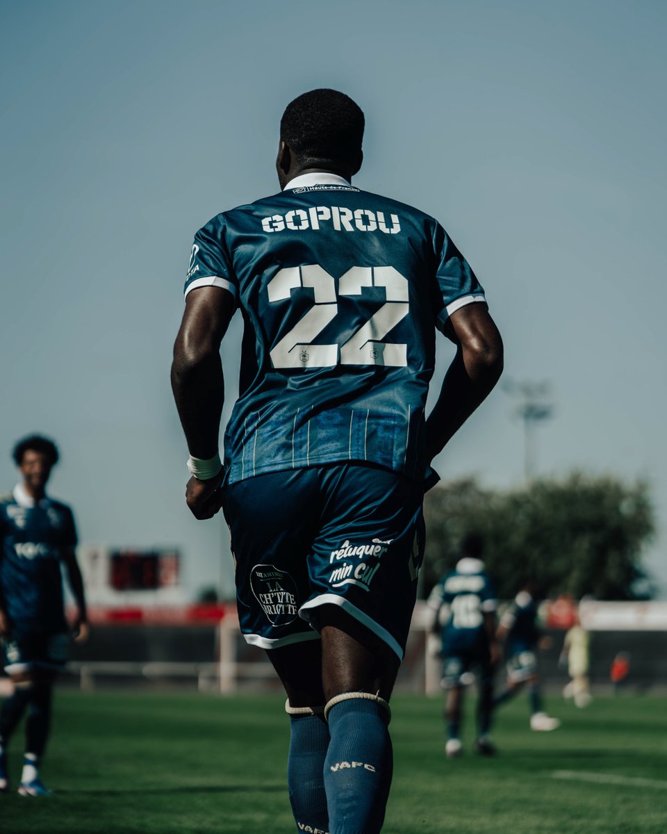 VAFC's tweet photo. 🎂 Joyeux anniversaire 𝑫𝙖𝒏𝙮 𝙂𝒐𝙥𝒓𝙤𝒖 !
Notre défenseur Valenciennois fête aujourd’hui ses 28 ans 🎈
#TeamVAFC https://t.co/JlXfe7Ieyn