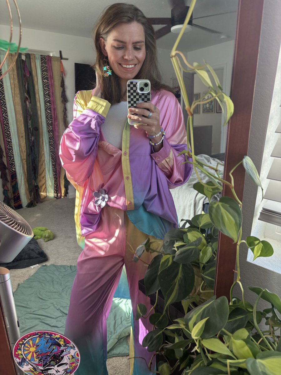 WellImHere00's tweet photo. Them: "you really need to grow up and dress like an adult"
Me:
#nevergrowup https://t.co/2A5mTV6ktj