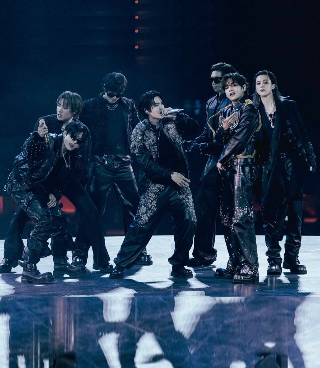 bts_base_'s tweet photo. .@BTS_twt earns the BIGGEST box office report in AT&amp;T Stadium HISTORY, with $29.6 million across 2 shows, surpassing George Strait's $28.4 million across 2 shows 👑 

#BTS_WORLDTOUR_ARIRANG #BTS https://t.co/whWi7TQdio