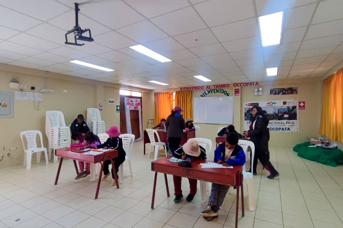 MidisPAIS's tweet photo. 🙌 Participaron más de 600 estudiantes de primaria de las 7 provincias de la región, quienes demostraron su imaginación y talento mediante el dibujo, la pintura y la creación de cuentos. https://t.co/3AiadvsF4J